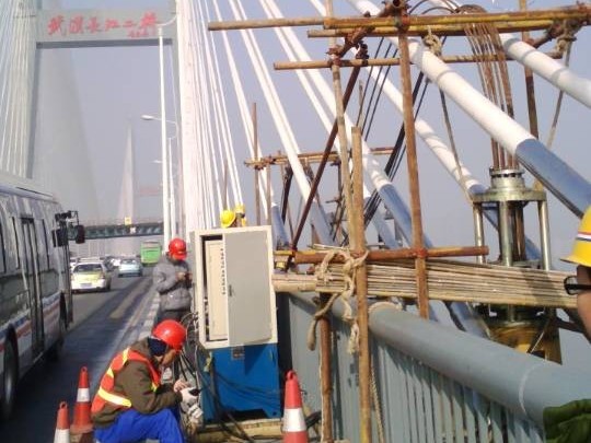 武汉长江二桥维护钢结构提升及下放工程