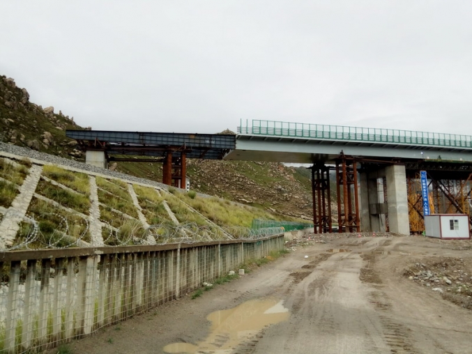拉萨环城跨青藏铁路桥梁顶推