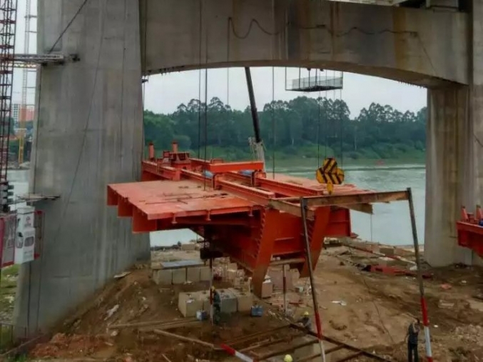 贵港西南大桥挂蓝提升与下放工程
