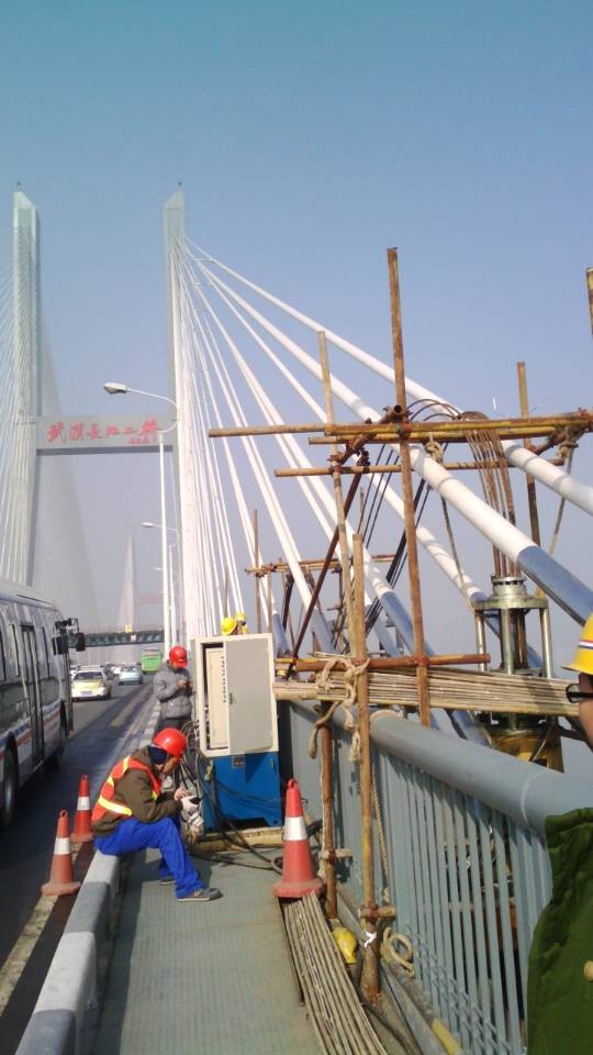 武汉长江二桥维护钢结构提升及下放工程.jpg
